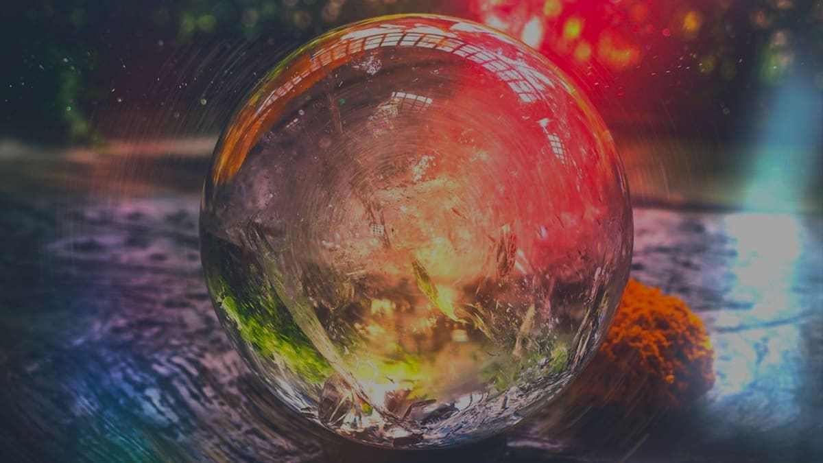 Boule de cristal reflétant des lumières colorées
